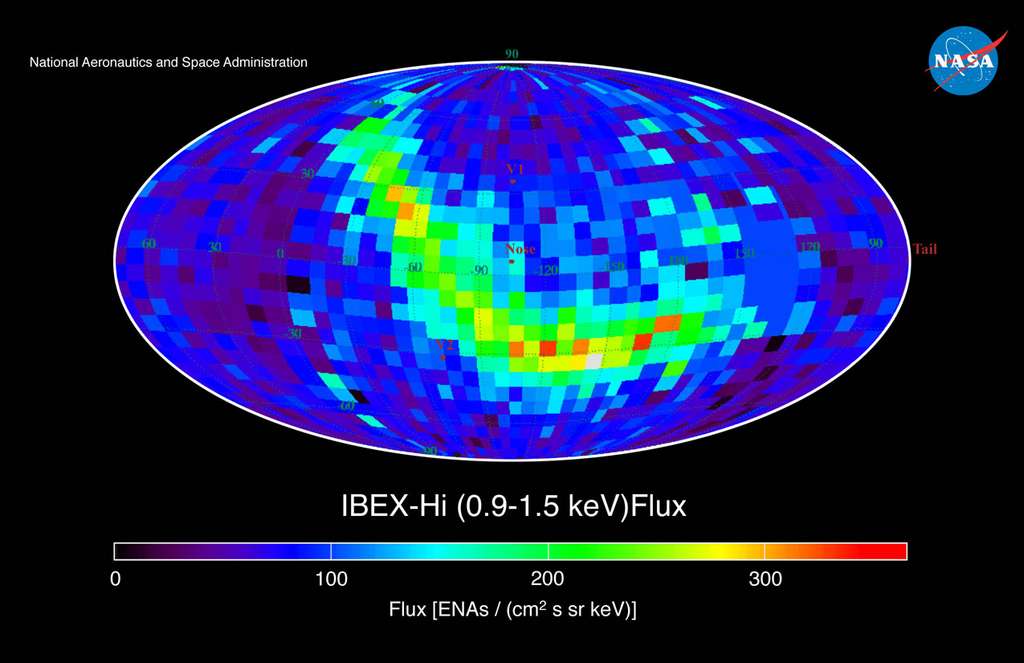 La carte d'IBEX du flux de particules dans une bande d'énergies proche de 1,2 keV montre bien une intensité plus forte le long d'un ruban avec quelques zones possédant un flux particulièrement fort (en rouge). Crédit : Nasa