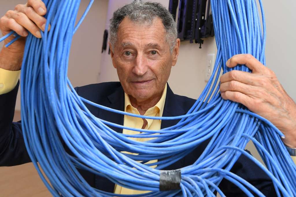 Professor Leonard Kleinrock poses in his new lab under construction at the University of California at Los Angeles (UCLA) on September 24, 2019, a month before the fiftieth anniversary celebrations of the creation of the Internet.  He was at the head of the first team of researchers able to communicate between two computers.  © Robyn Beck, AFP