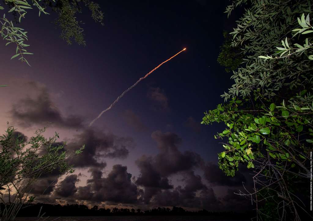 Ariane 5 scie le ciel guyanais en deux. © CNES/ESA/Arianespace/Centre optique CSG/ P. Piron