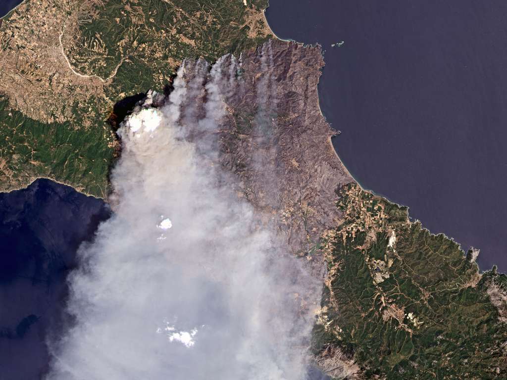 Athènes, Attica et l'île d'Eubée : incendies dû à une canicule exceptionnelle, avec un mercure oscillant entre 40 et 45 degrés, la Grèce a lutté contre 118 incendies à l'été 2021. Il aura fallu deux semaines pour venir à bout des flammes. Plus de 100.000 hectares sont partis en fumée. L'île d'Eubée a été particulièrement touchée : des centaines d'habitations ont été détruites et plus de 2.700 personnes ont dû évacuer l'île par la mer. © 2021, Planet Labs Inc.