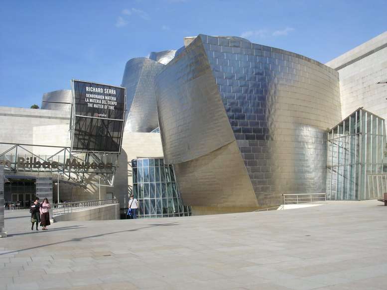 L'entrée du musée Guggenheim de Bilbao L'entrée du musée Guggenheim de Bilbao