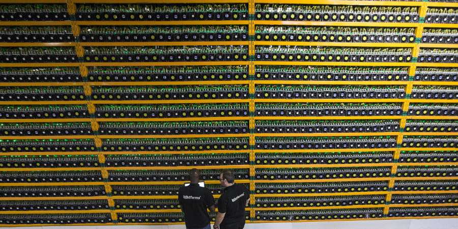  Un centre de données géant dédié au bitcoin majoritairement alimenté par les énergies fossiles. © Lars Hagberg, AFP