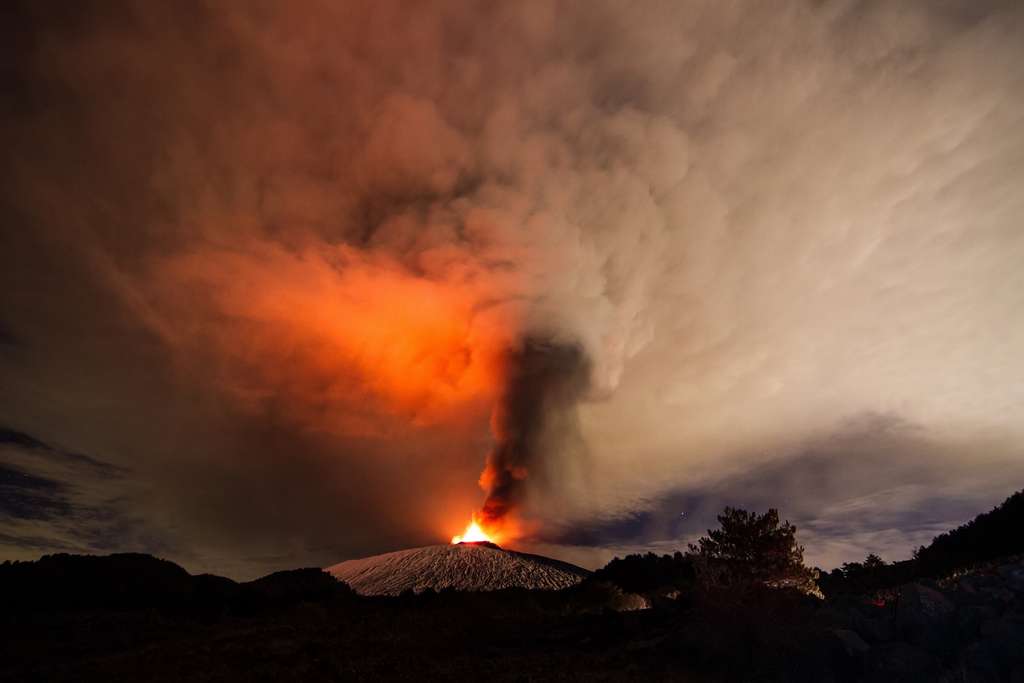 Les importantes quantités de gaz et de poussières émises lors des grandes éruptions induisent en premier lieu un hiver volcanique, suivi par un réchauffement de l'atmosphère. © Wead, Adobe Stock