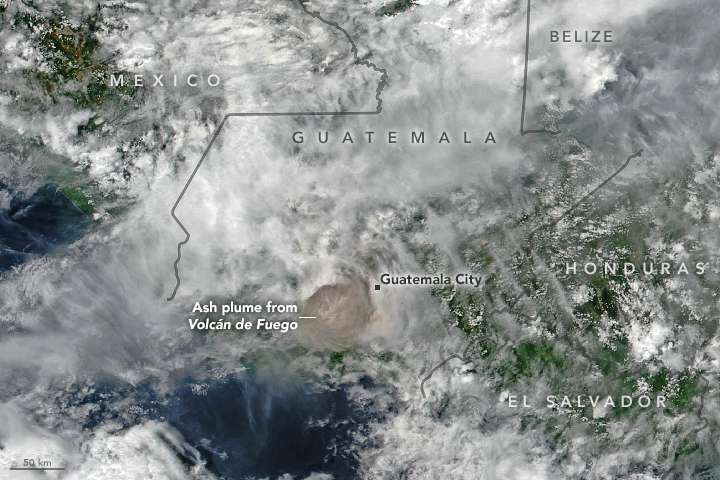 Sur cette image prise le 3 juin 2018, on visualise le panache de cendres émis par le volcan Fuego. © Joshua Stevens, NASA Earth Observatory