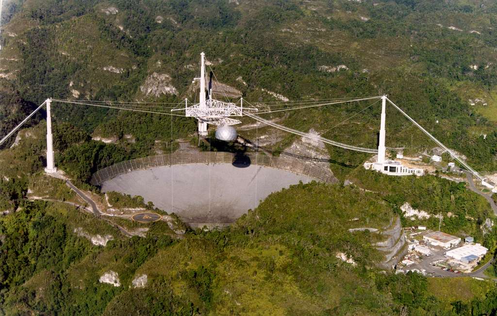 Le radiotélescope d’Arecibo a longtemps été le plus grand radiotélescope simple jamais construit. En ce début de semaine, il a été gravement endommagé par un incident technique. © NAIC