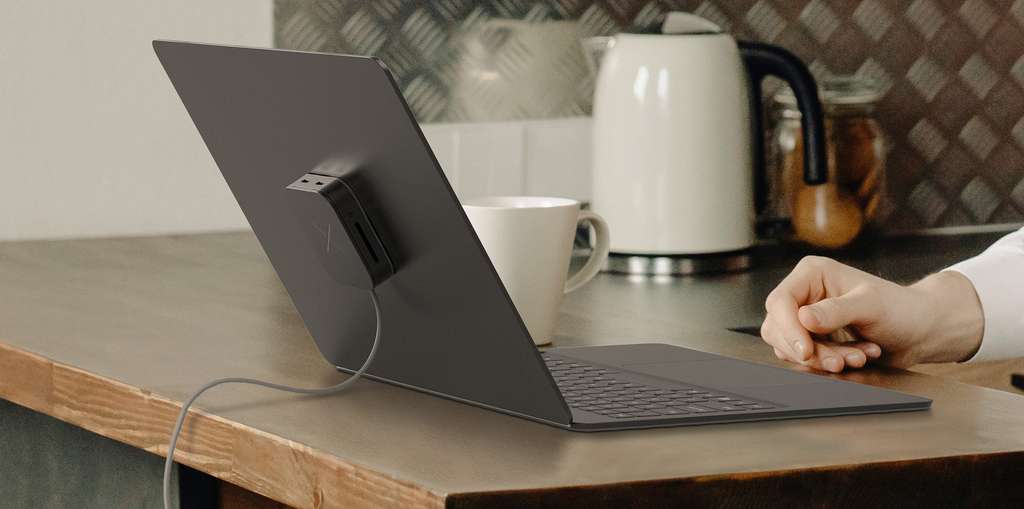Le PC portable se recharge avec un boîtier magnétique placé à l'arrière de l'écran. © Craob
