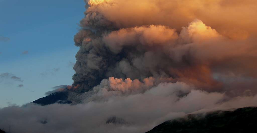 Le volcan Tungurahua, toujours en activité. Colonne éruptive se dirigeant vers l'ouest lors de l'éruption du Tungurahua (5.023 mètres d'altitude) du 14 juillet 2006. © Vallée Arnaud, IRD