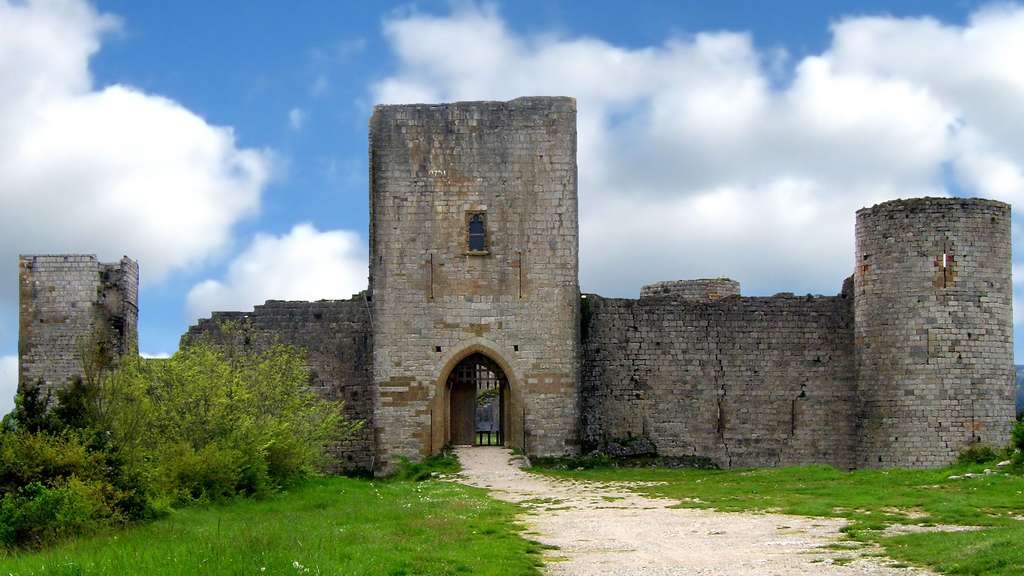 Le château de Puivert, une forteresse bien conservée Le château de Puivert, une forteresse bien conservée