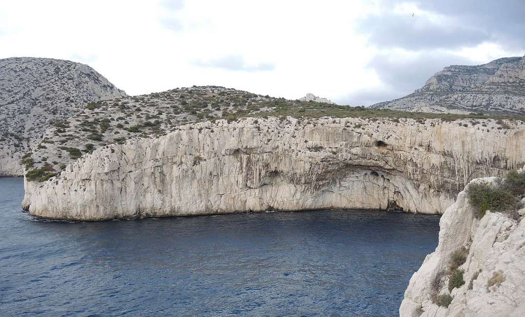 La Calanque de la Triperie au Cap Morgiou, Marseille, avec l'entrée à la Grotte Cosquer. © Lu-xin, wikimedia commons, CC 4.0