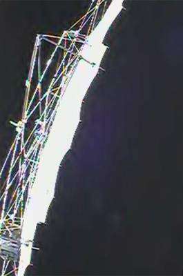 L'antenne déployée en orbite, vue par la tranche (caméra automatique)
