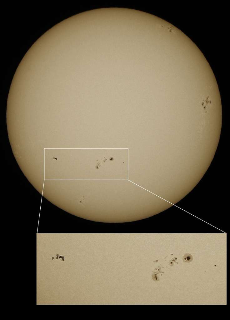 Historique passage de l'ISS et de Discovery devant le Soleil le 7 mars 2011. © Catalin Fus
