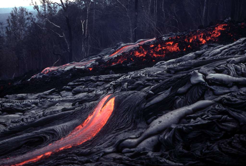 Le Kilauea à Hawaï en éruption en 2001 : une coulée fluide de type « pahoehoe » au premier plan et une coulée visqueuse de type « aa » à l’arrière-plan. © Jacques-Marie Bardintzeff, tous droits réservés