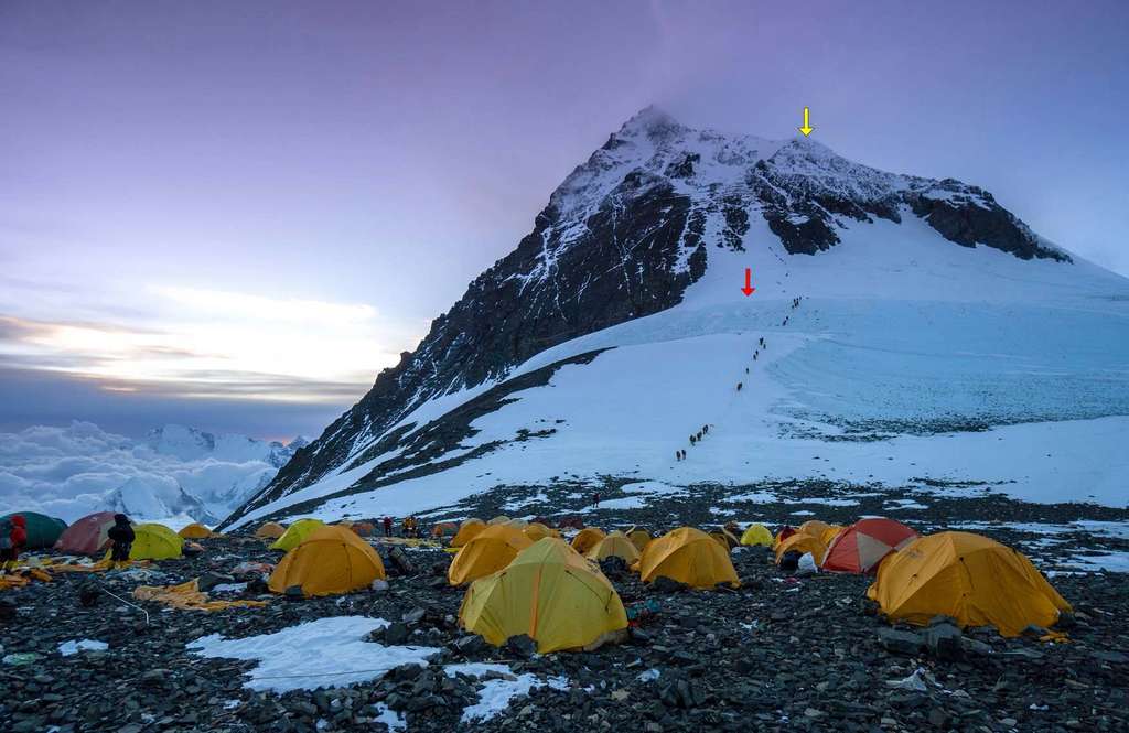 Le camp de South Col, en face du South Col Glacier : la flèche rouge situe l'ice core et la flèche jaune le balcony, sommet de l'Everest. © Mariusz Potocki