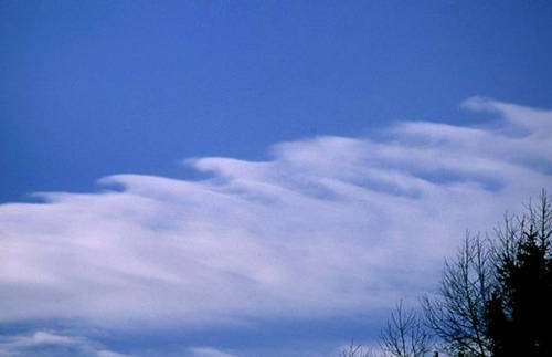L'effet Kelvin-Helmholt-Wellen, KHW en abrégé, participe à la création des nuages formés par turbulence, y compris en ciel clair. Un banc d'altostratus. Crédits Christian Barthlott/Wolkenatlas, et Brooks Martner/NOAA Wave Propagation Lab