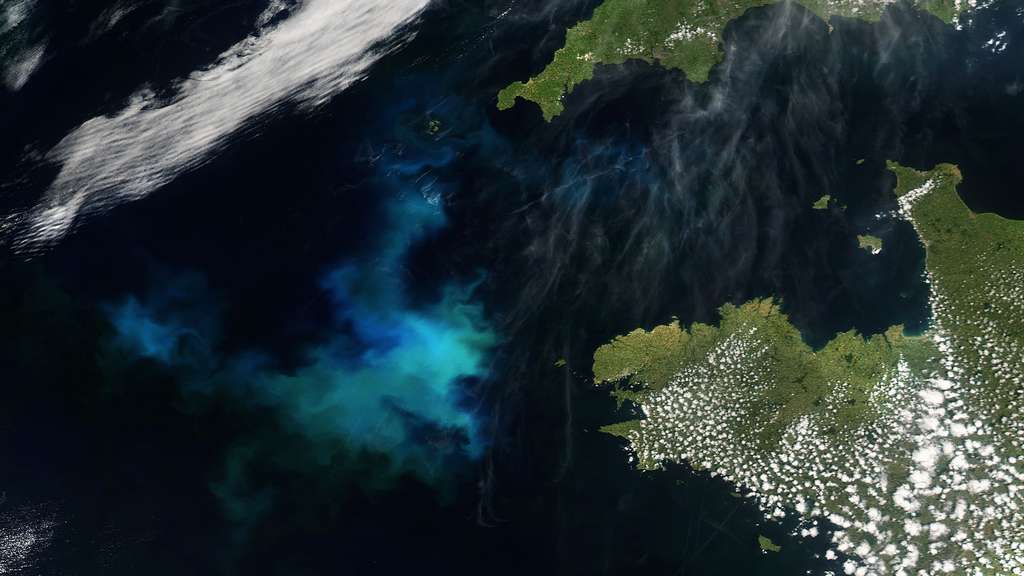 Palette de bleus au large de Brest par le satellite Aqua Palette de bleus au large de Brest par le satellite Aqua