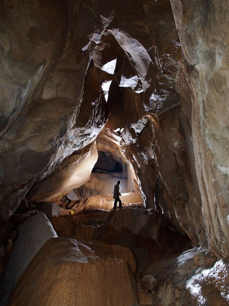 Coulée de calcite et gours (les blocs de concrétions) dans la grotte Marie-Louise Boumba en Haïti, en février 2013. © Jean-François Fabriol