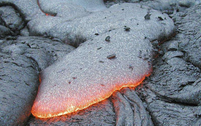 Une coulée de basalte se refroidissant. © USGS