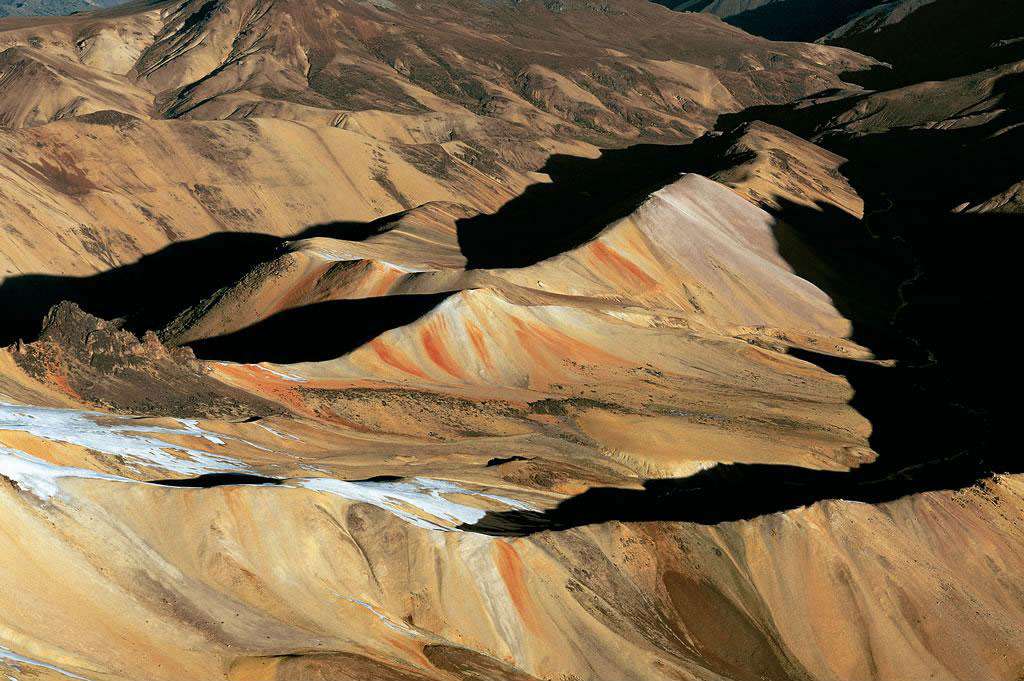 La cordillère des Andes entre Cuzco et Arequipa, Pérou (15°14' S – 71°48' O). La cordillère des Andes et ses contreforts couvrent le tiers du territoire péruvien. Au sud du pays, entre Cuzco et Arequipa, les montagnes qui culminent à plus de 6.000 m d’altitude laissent progressivement la place à la région des hauts plateaux andins perchés entre 3.500 m et 4.500 m d’altitude, appelée Puna. © Yann Arthus-Bertrand - Tous droits réservés