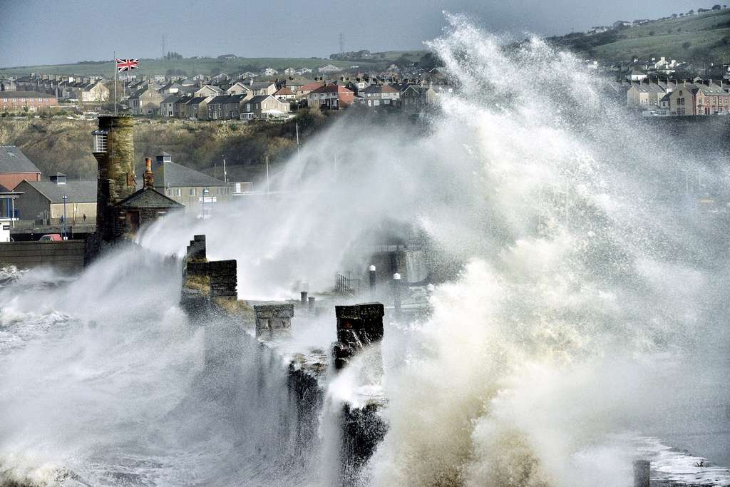 Les vagues géantes n’ont pas eu de mal à franchir les remparts intérieurs du petit port de Whitehaven, dans le nord de l’Angleterre. © Paul Kingston, Royal Photographic Society