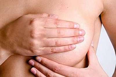 Les seins évoluent au cours de la vie d'une femme. Les tissus à l'intérieur aussi, en fonction de l'âge et du cycle de reproduction. Ainsi, les cellules épithéliales des acini peuvent parfois devenir cancéreuses. © Sagabardon, Flickr, cc by nc 2.0