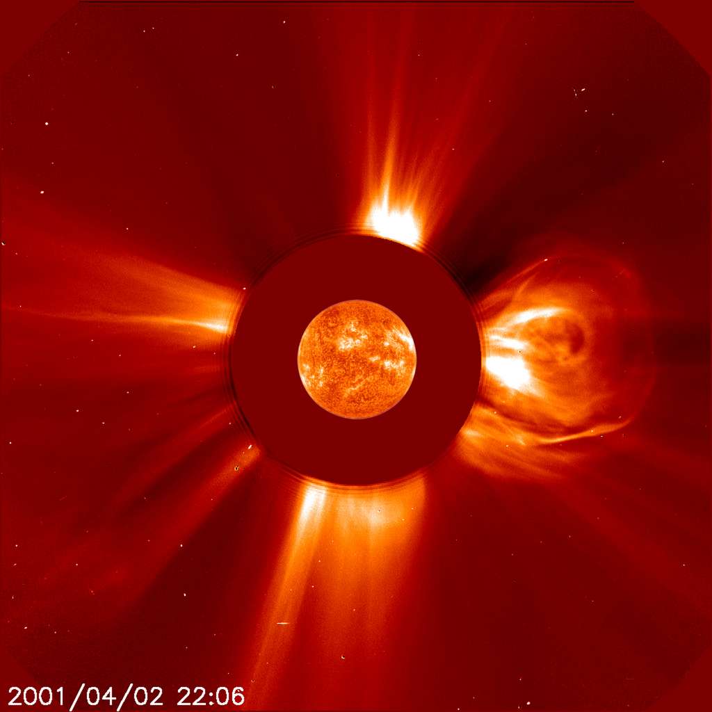 Énorme tempête solaire d'avril 2001 photographiée par le satellite Soho, alors aux avant-postes pour l'observation de notre étoile. Image composite montrant la chromosphère du Soleil, au centre, et sa couronne avec les éruptions (le disque noir masque le Soleil pour permettre de voir les éruptions). © Nasa, ESA, Soho