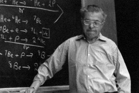 Fred Hoyle expliquant la théorie de la nucléosynthèse stellaire. S'il avait raison contre Gamow pour expliquer à partir des étoiles la production des noyaux comme le carbone et l'azote, il avait tort au sujet de la théorie du Big Bang de ce même Gamow et de Lemaître. Crédit : Clemson University and Donald D. Clayton