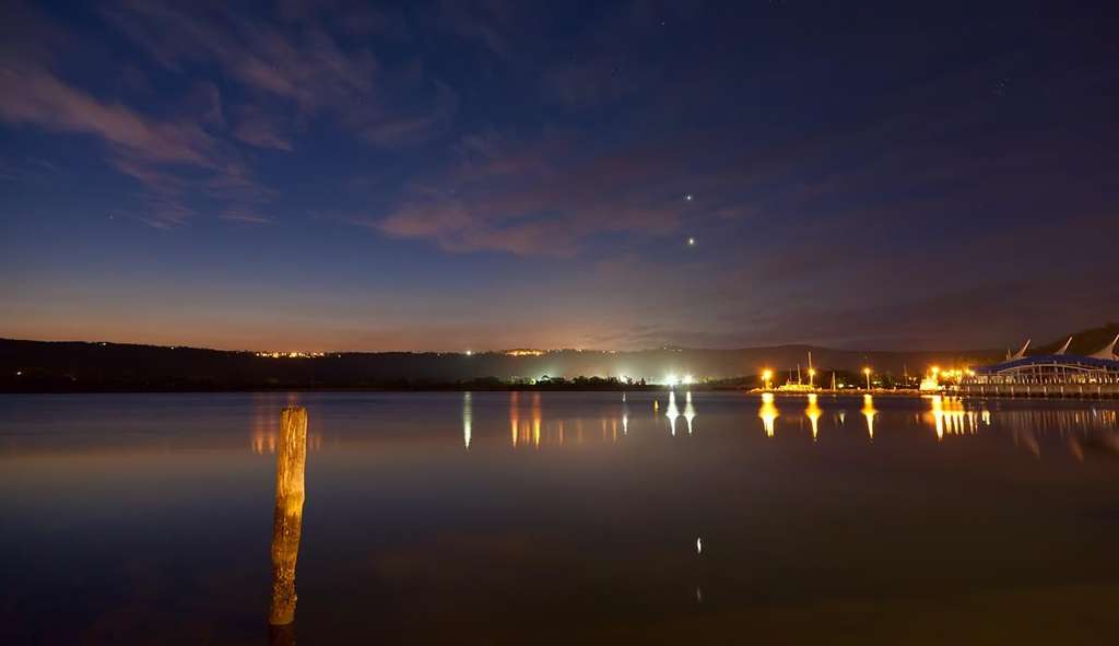 Jupiter et Vénus sont parfaitement visibles malgré la pollution lumineuse du port australien de Gosford Waterfront. © Mike Salway