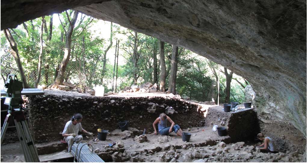 Une récente étude présente les résultats de fouilles effectuées dans la grotte française de Mandrin. © Ludovic Slimak, CNRS