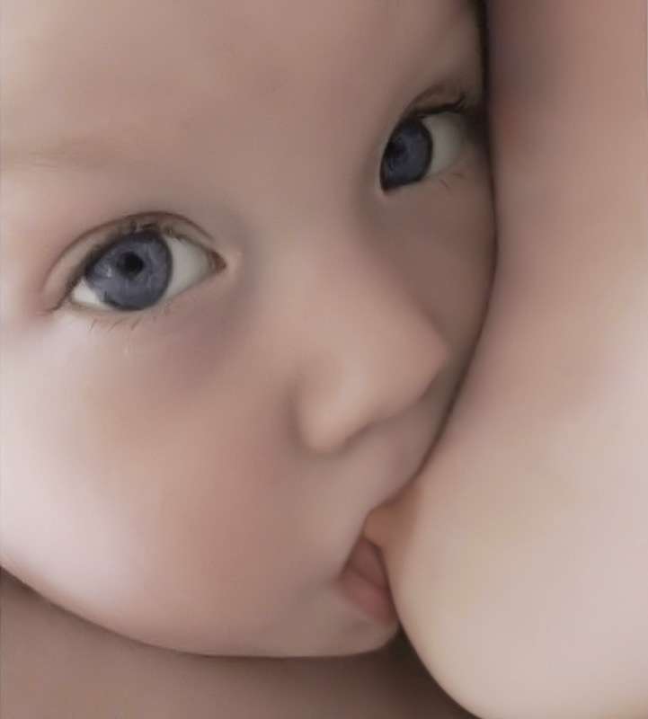 La prolactine est nécessaire à la production de lait. Il est donc normal qu'à cette période de la vie la mère en produise davantage. En revanche, des taux élevés en dehors de cette période sont le signe d'une pathologie qui rend infertile. © Annie Stoner, Flickr, cc by nc nd 2.0