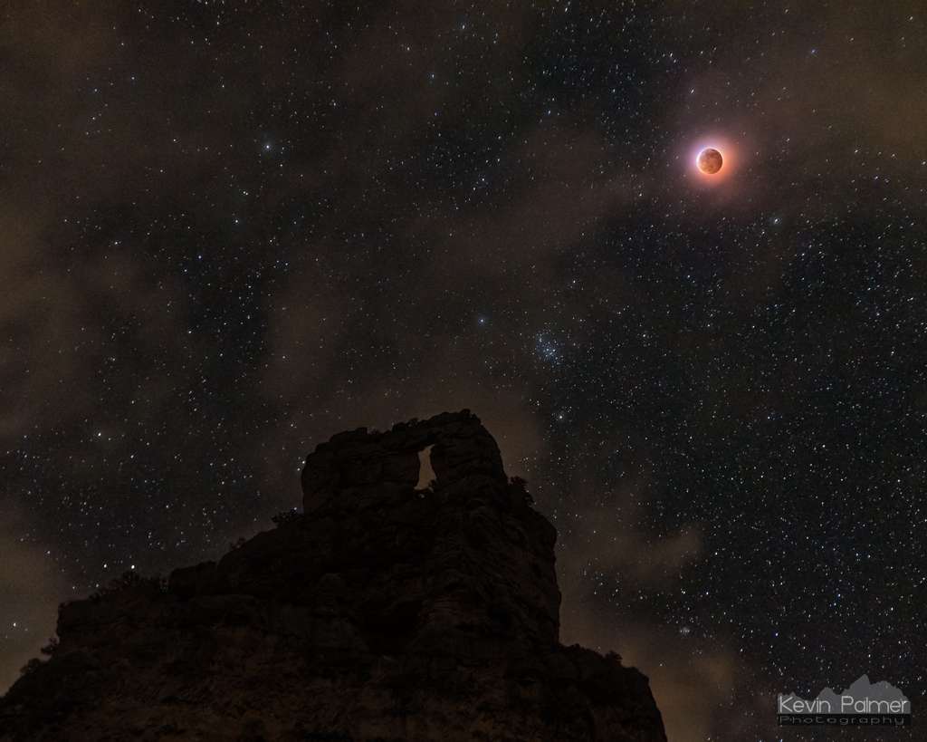 L’éclipse totale de Lune du 21 janvier 2019 au-dessus des montagnes du Wyoming. © Kevin Palmer