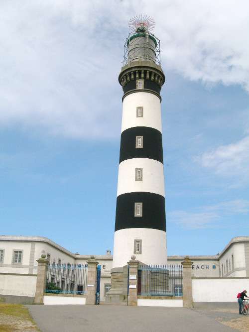 Le phare de Creac'h, avec sa coloration rayée noire et blanche, est l'un des plus impressionnants du Finistère. © Totodu74, Wikipédia