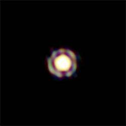 Cliquer pour agrandir. Dans cette image infrarouge de T Leporis, le bleu couvre la longueur d’onde de 1,4 à 1,6 micron, le vert de 1,6 à 1,75 micron et le rouge de 1,75 à 1,9 micron. Crédit ESO