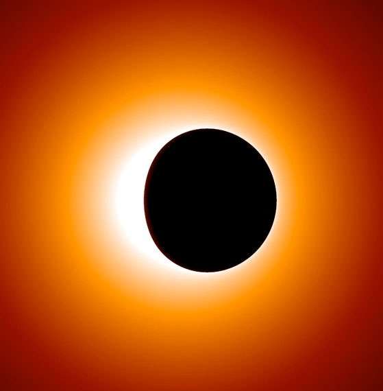 Voici, en fausses couleurs, comment pourrait apparaître l’horizon du trou noir supermassif de notre Voie lactée lorsqu’il sera observé par le EHT (Event Horizon Telescope). Le champ de gravité du trou noir devrait dévier les ondes radio de manière à produire un anneau de lumière qui entoure l’horizon des événements, du point de vue d’un observateur extérieur. Il est en principe circulaire. S'il apparaissait déformé, comme sur ce dessin, l'anomalie pointerait en direction d’une nouvelle physique. © Université Radboud de Nimègue