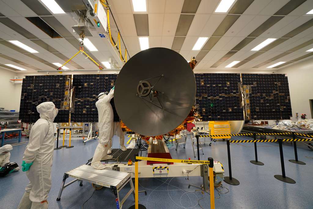 La sonde Hope dans la salle blanche du centre spatial Bin Rashid Space Centre, situé à Dubai. © MBRSC