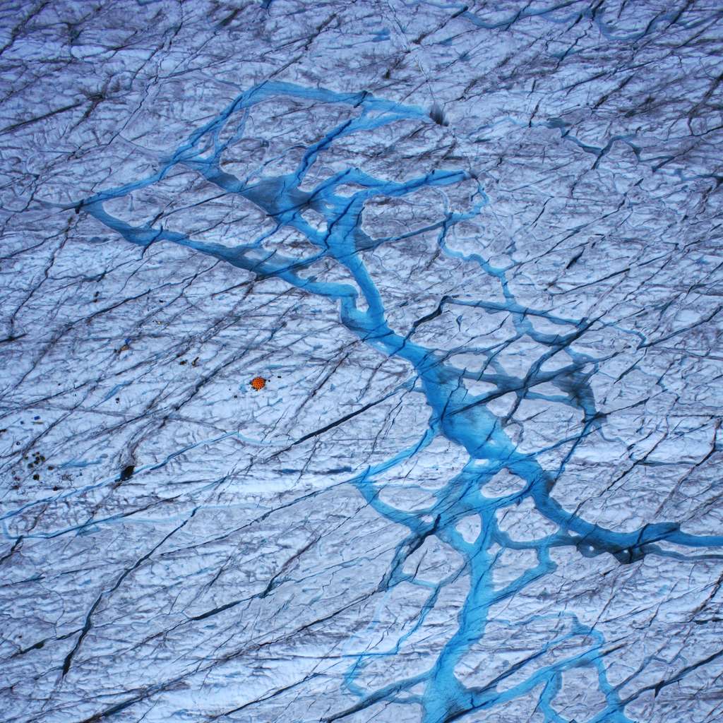La base scientifique — en rouge — sur le Store Glacier vue par drone. © Tom Chudley, Université de Cambridge