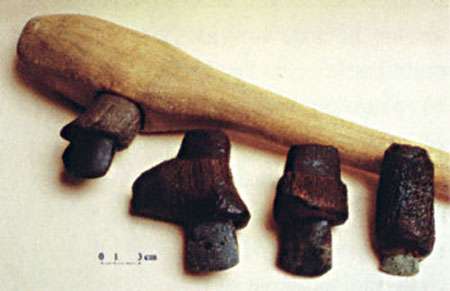 Hache et gaines (pièces pour emmancher les lames de pierre polie) fabriquées en bois de cerf il y a 3 000 ans. © P. Pétrequin