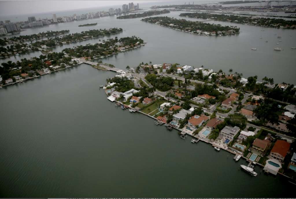 Des maisons d'un quartier de Miami tout au bord de l'océan sont menacées par la montée des eaux en raison du réchauffement climatique. © Joe Raedle, Getty Images North America/AFP/Archives 