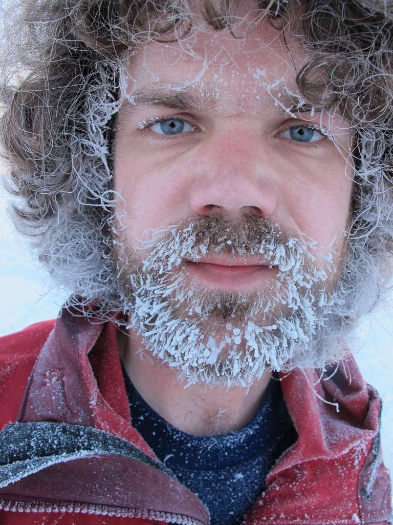 Après un effort physique, le givre s’installe dans la barbe et les cheveux. Après un effort physique, le givre s’installe dans la barbe et les cheveux.