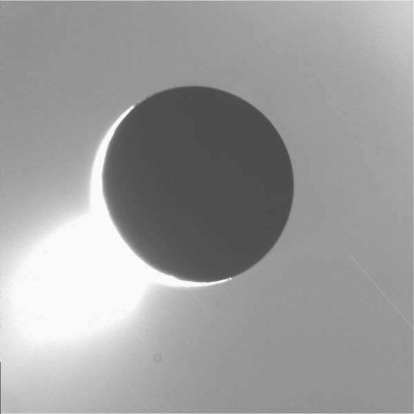 Encelade concentrerait de grandes quantités d'eau, sous forme liquide et solide. Ce cliché représente une éruption de glace. Cliquez sur l'image pour accéder à l'intégralité de la galerie photo. © Nasa