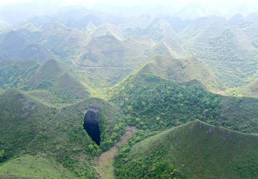 Exemple d'un géant gouffre karstique (Tiankeng) en vue aérienne, dans le géoparc mondial de Leye-Fengshan, dans la région autonome Zhuang du Guangxi. © Xinhua, Zhou Hua