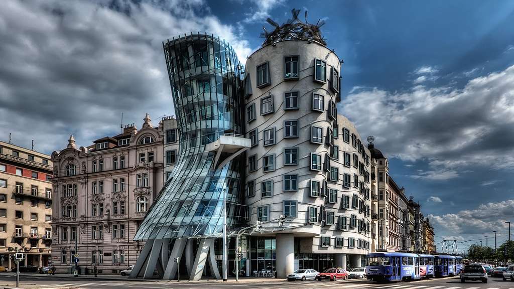La maison dansante à Prague, par Vlado Milunić et Frank Gehry La maison dansante à Prague, par Vlado Milunić et Frank Gehry
