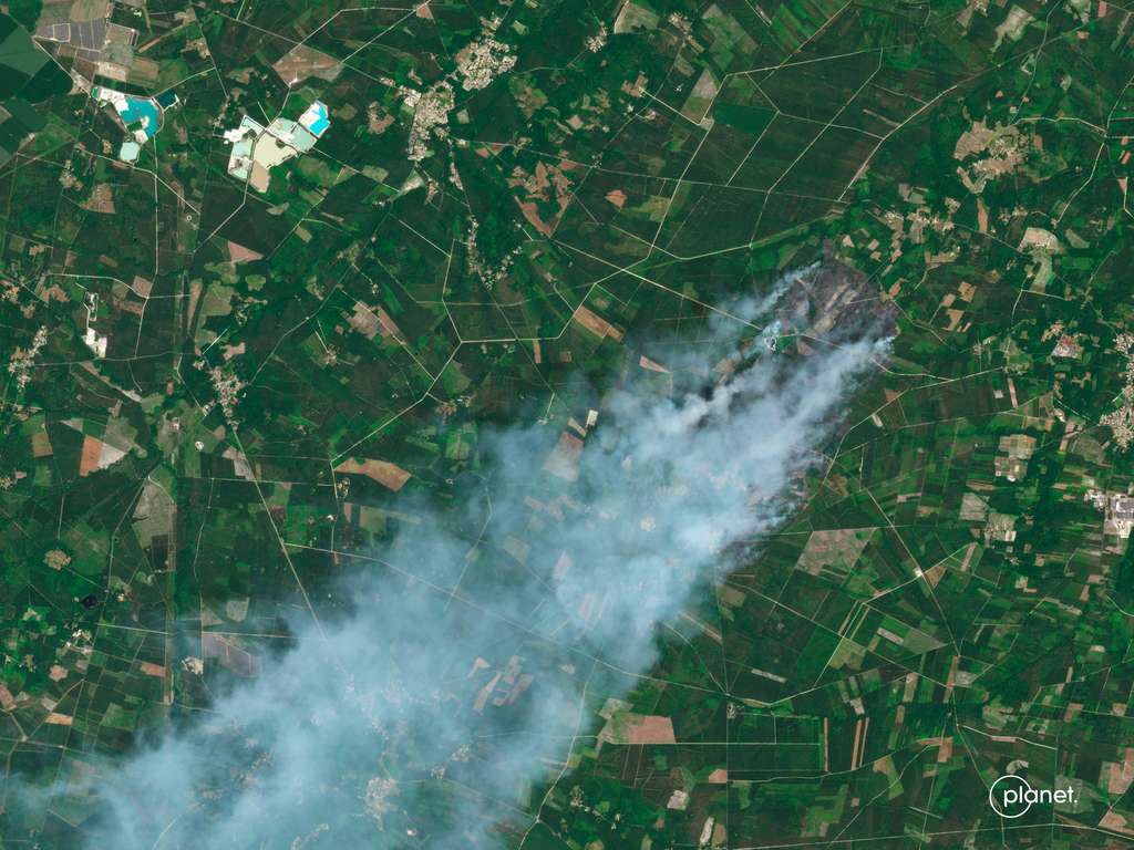 Le 13 juillet, la ville de Guillos est recouverte d'une couche de fumée. Partis de Landiras le 12 juillet, les incendies à l'image se sont considérablement aggravés seulement quelques jours plus tard jusqu'à contraindre les autorités à évacuer les communes de Landiras, Budos et Balizac. © 2022 Planet Labs PBC