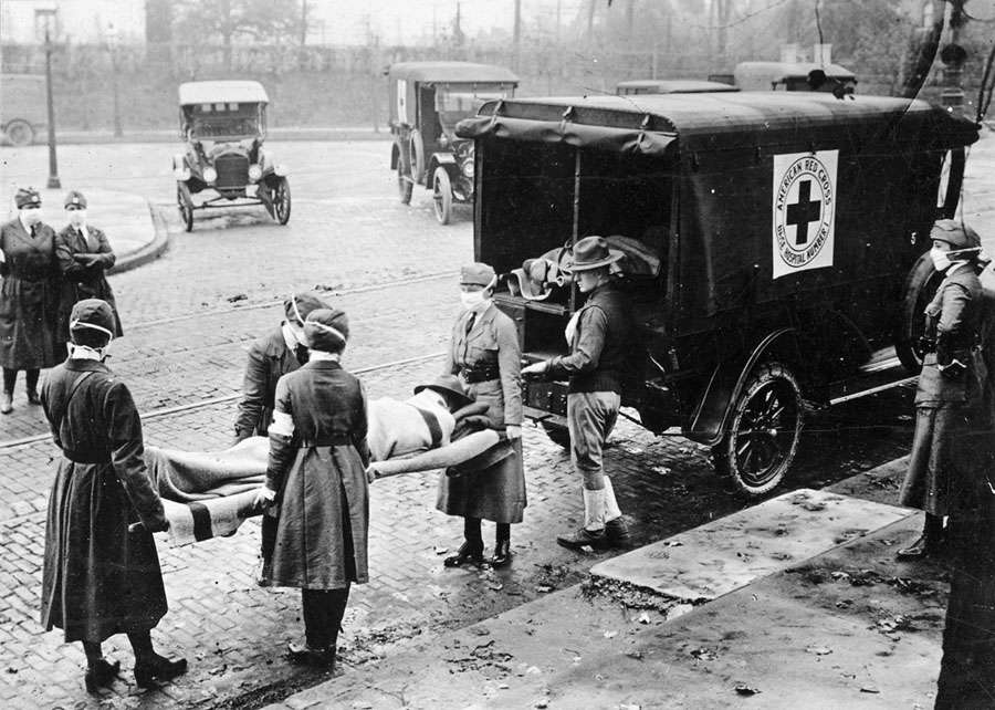 La pandémie de grippe espagnole de 1918 a été terriblement meurtrière : ici des membres de La Croix Rouge évacuent une victime de la grippe espagnole à Saint-Louis, Missouri (États-Unis). © St-Louis post Dispatch, Wikimedia Commons, domaine public