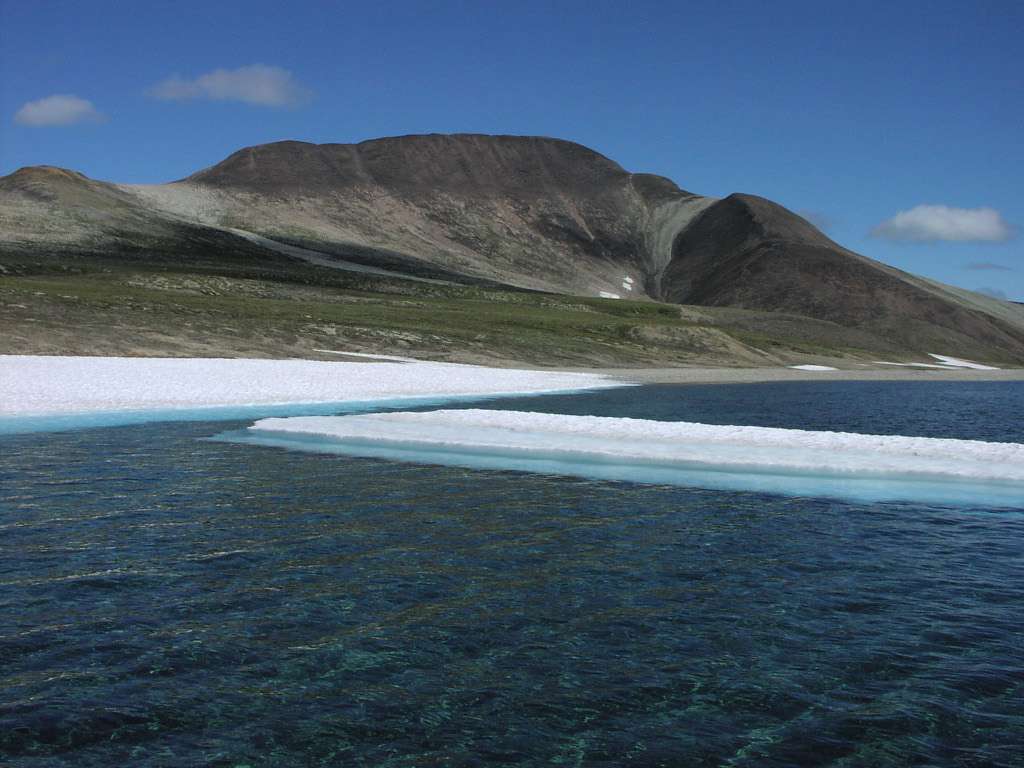 Le lac El’gygytgyn se trouve dans le district autonome de Tchoukotka, en Sibérie. Il fait 18 km de diamètre, et atteint par endroit 175 m de profondeur. Il n'a jamais été recouvert par un glacier depuis 3,6 millions d'années. © Julie Brigham-Grette, UMass
