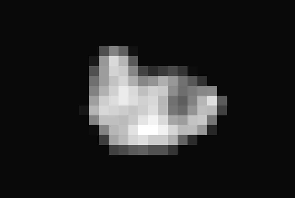 Cette image prise par New Horizons, le 14 juillet, à environ 640.000 km de distance nous dévoile enfin la silhouette patatoïde du petit satellite naturel Hydre (43 km x 33 km). © Nasa, JHUAPL, SwRI