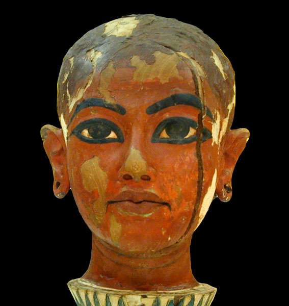 Tête de Toutankhamon enfant émergeant d'une fleur de lotus, évocation de la régénération permanente du Roi. La tombe de Toutankhamon a été découverte par Howard Carter en novembre 1922. Le pharaon est mort à 19 ans, sa momie se trouvait dans un cercueil en or massif, placé à l'intérieur de deux cercueils en bois. Ces trois cercueils étaient dans un sarcophage de quartzite à couvercle de granit rouge. Autour du sarcophage, s'emboîtaient les unes dans les autres quatre chapelles en bois doré qui occupaient entièrement la salle du sarcophage. © Jean-Pierre Dalbéra, CC by 2.0