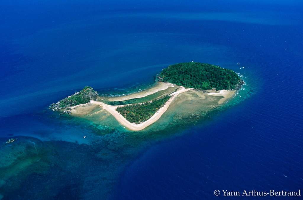 Une île allongée sur la Grande Barrière de corail Une île allongée sur la Grande Barrière de corail