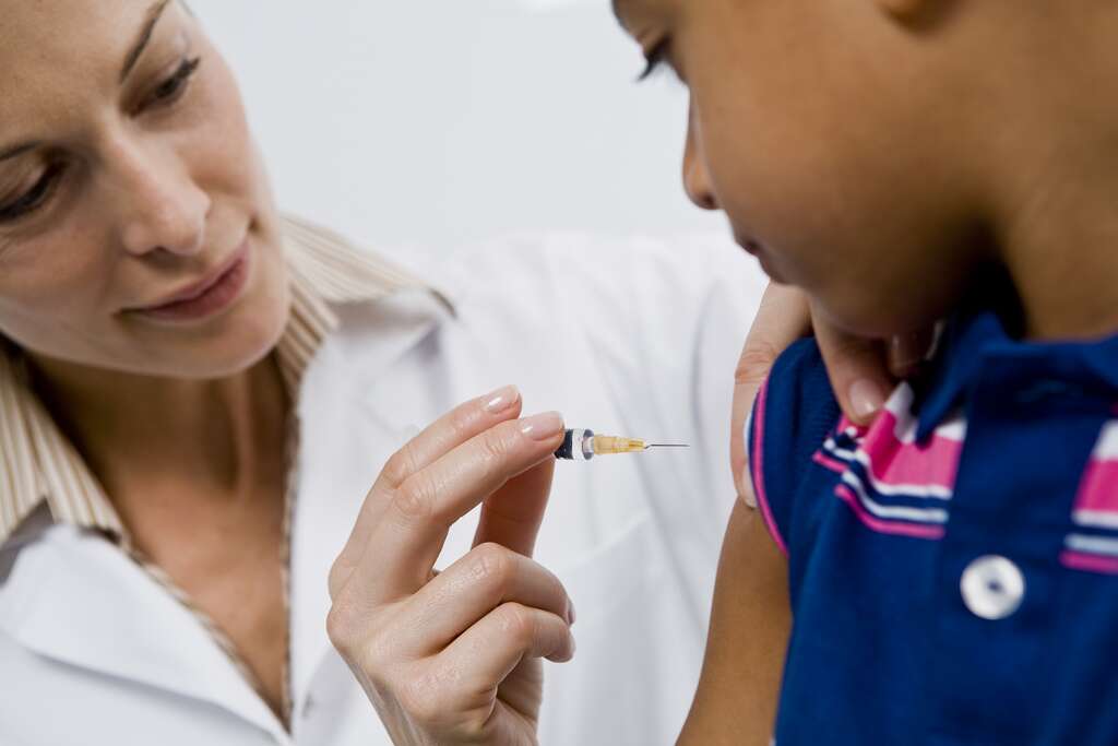 Les vaccins, qui aident le système immunitaire à mieux contrer certaines maladies, font partie de la vie quotidienne, alors qu'ils étaient inconnus voilà encore un siècle et demi. Même si les enfants n'apprécient pas toujours... © Pascal Dolémieux, Sanofi-Pasteur, Flickr, CC by-nc-nd 2.0 Les vaccins, qui aident le système immunitaire à mieux contrer certaines maladies, font partie de la vie quotidienne, alors qu'ils étaient inconnus voilà encore un siècle et demi. Même si les enfants n'apprécient pas toujours... © Pascal Dolémieux, Sanofi-Pasteur, Flickr, CC by-nc-nd 2.0