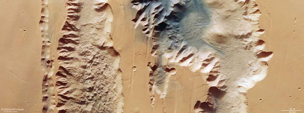 Ius Chasma, à gauche, et Tithonium Chasma, à droite, sont une partie de l'immense canyon Valles Marineris. Image acquise le 21 avril 2022. © ESA, DLR, FU Berlin, CC BY-SA 3.0 IGO