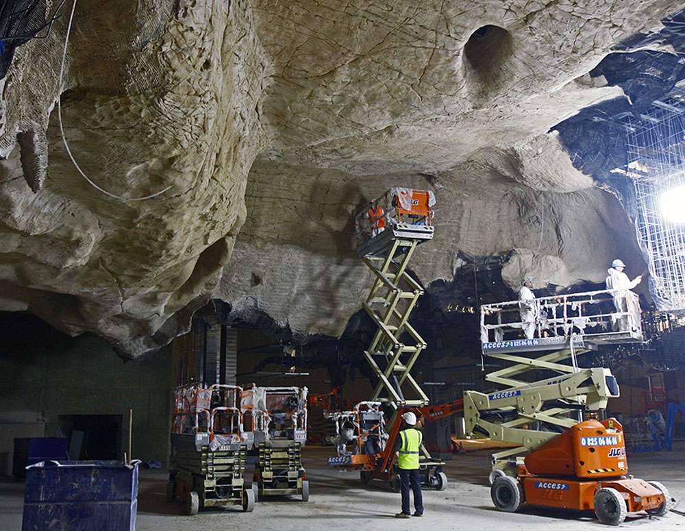 Préparation de la réplique de la grotte Chauvet Préparation de la réplique de la grotte Chauvet